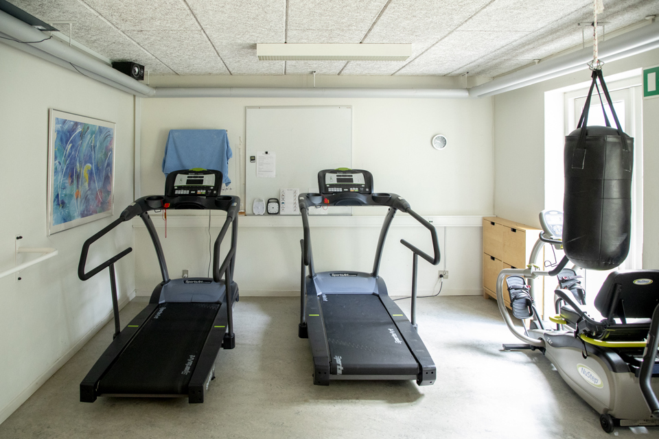 Motionsrum med løbebånd og boksepude