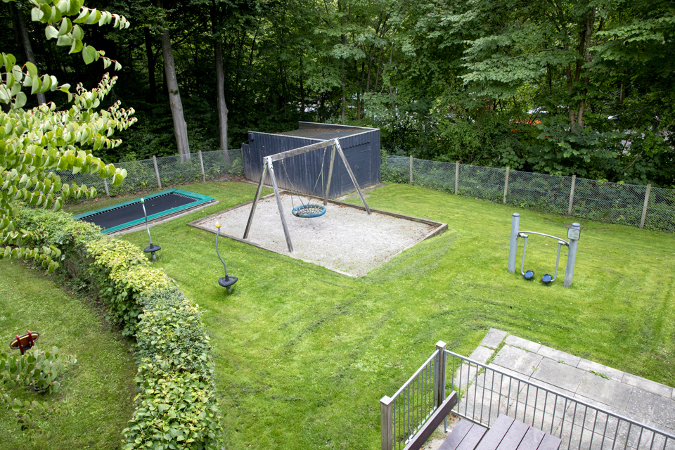 Have med trampolin og gyngestativ